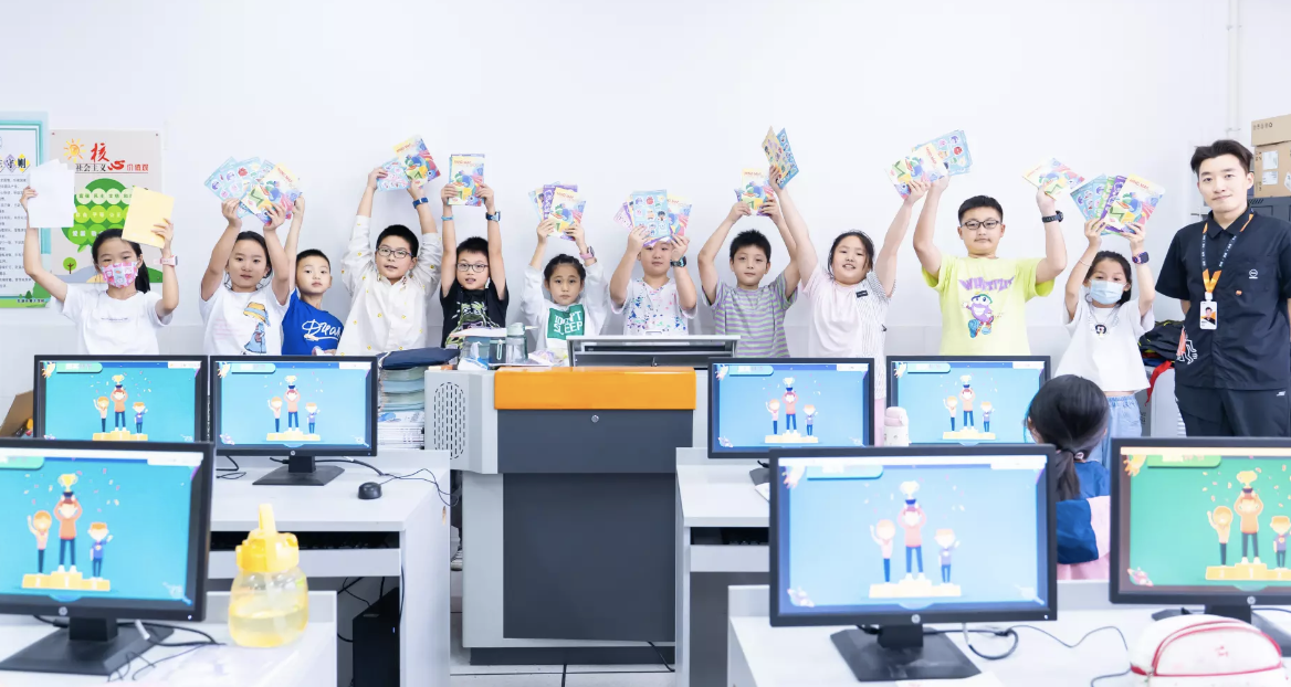 三七互娱携手妙小程编程开展“启蒙青少年数字素养”国庆主题进校公益活动